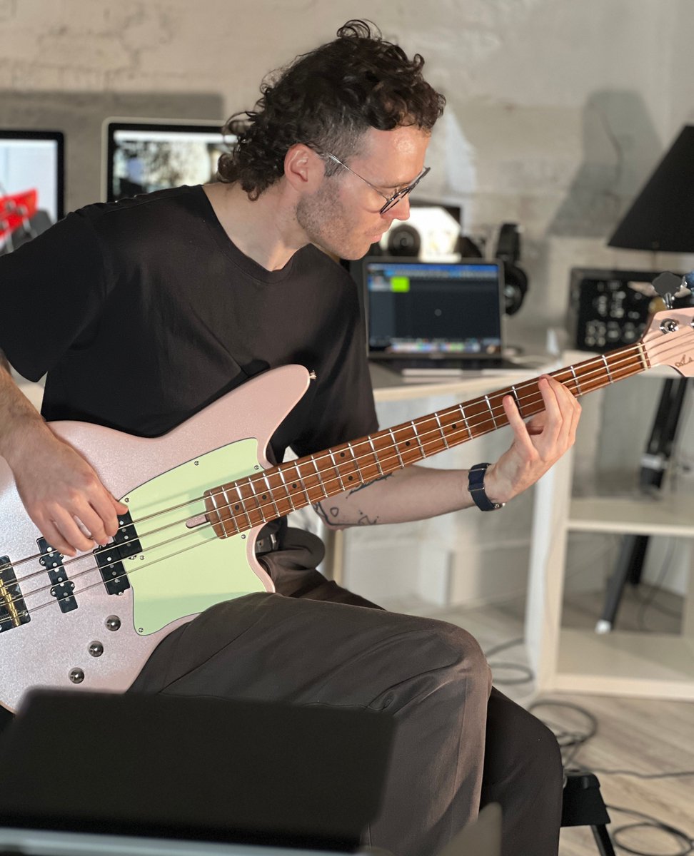 ashdownmusic's tweet photo. Master British bassists, @jonnydibble with an Ashdown Saint! https://t.co/dgwZRVvsXU