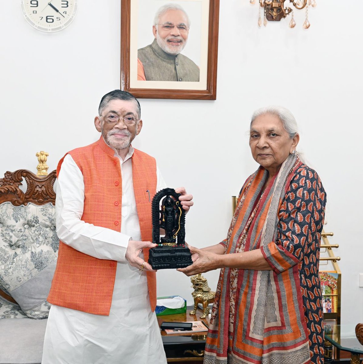 उत्तर प्रदेश की माननीया राज्यपाल श्रीमती आनंदीबेन पटेल से आज राज भवन, लखनऊ में शिष्टाचार भेंट की। उक्त अवसर पर राज्य में उच्च शिक्षा में सुधार के संदर्भ में चर्चा हुई।