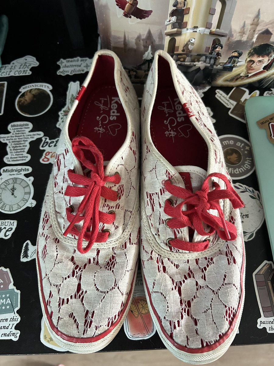 chantelleee95's tweet photo. Hi all! I am selling a pair of the Taylor Swift x ked RED era collectors lace shoes! I’m asking $120 + shipping  ($23) Canada only! I’d love for them to go to a real fan. Size 10 narrow shoe! Literally worn once to the RED tour! https://t.co/tRkBRDTIgY