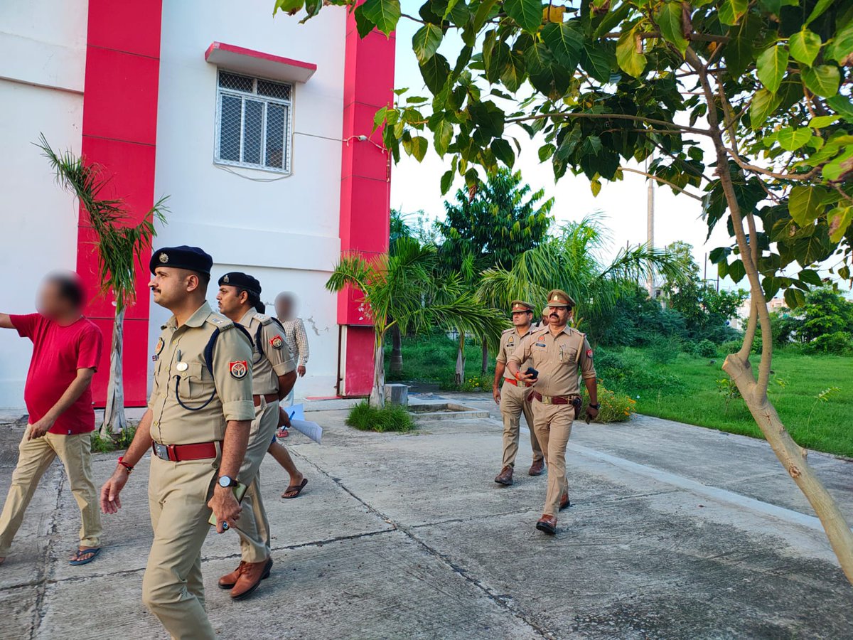 DCPGNagarPRJ's tweet photo. पुलिस उपायुक्त गंगानगर व सहायक पुलिस आयुक्त सोरांव द्वारा "उ0प्र0 पुलिस भर्ती एवं प्रोन्नति बोर्ड" द्वारा आयोजित की जाने वाली "आरक्षी नागरिक पुलिस सीधी भर्ती" परीक्षा के दृष्टिगत गंगानगर जोन के विभिन्न परीक्षा केद्रों का निरीक्षण किया गया तथा संबंधित को आवश्यक दिशा निर्देश दिए गए https://t.co/jNnAUC2ro8