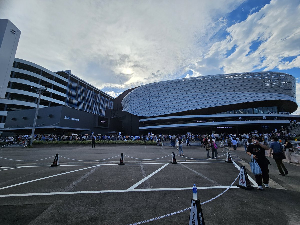 karatoshi1's tweet photo. KARASIA2024、東京最終日終了。
今日は笑顔でと思っていたけど、やっぱHelloで涙腺崩壊しました…
涙を拭き取り、この後は笑顔でと思ったが、Hello後に流れるVCRのBGMが切ないので、なかなか涙が止まらなかった。
でもそれでいいんだと思います。
大阪2Daysも参戦しますがたぶん泣くと思いますw
#KARA https://t.co/dmo7wvH6uN