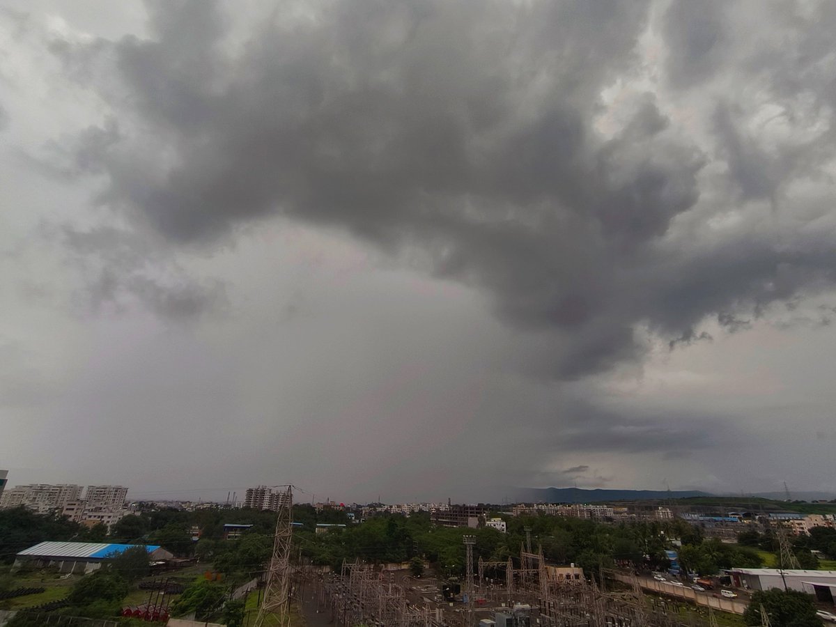 mandarBadve's tweet photo. 🌧️ Pune is facing intense monsoon rains, leading to severe waterlogging and traffic chaos. Areas like Pimple Saudagar and Yerwada to Viman Nagar are heavily affected, with Wadgaonsheri seeing 75mm of rain in just 30 minutes! Stay indoors and stay safe as more rain is expected. #PuneRains #WeatherAlert