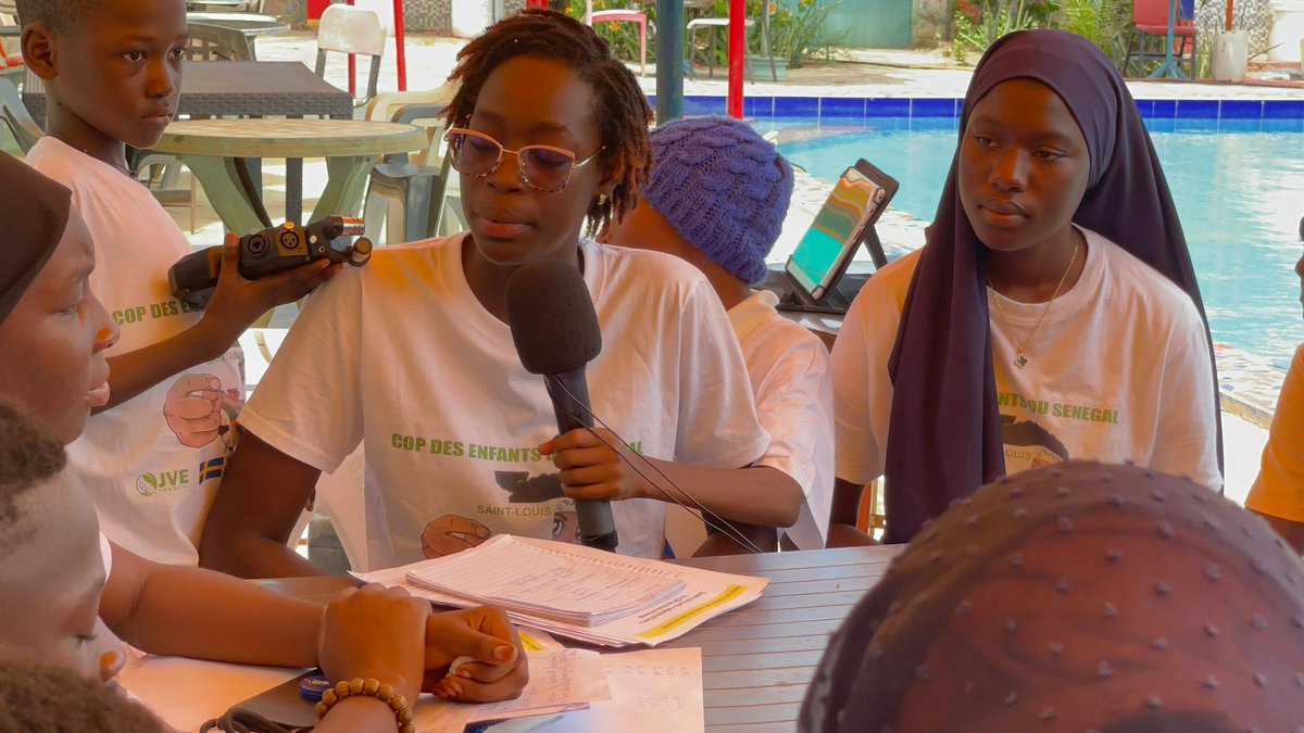 Jve_Senegal's tweet image. La présidente de la CopDesEnfants a fait le tour des groupes pour voir l’avancement des travaux en attendant la #plénière. Elle dit être satisfaite de ce que les groupes sont entrain de faire, car contrairement à la #précop, des propositions beaucoup plus pertinentes sont en