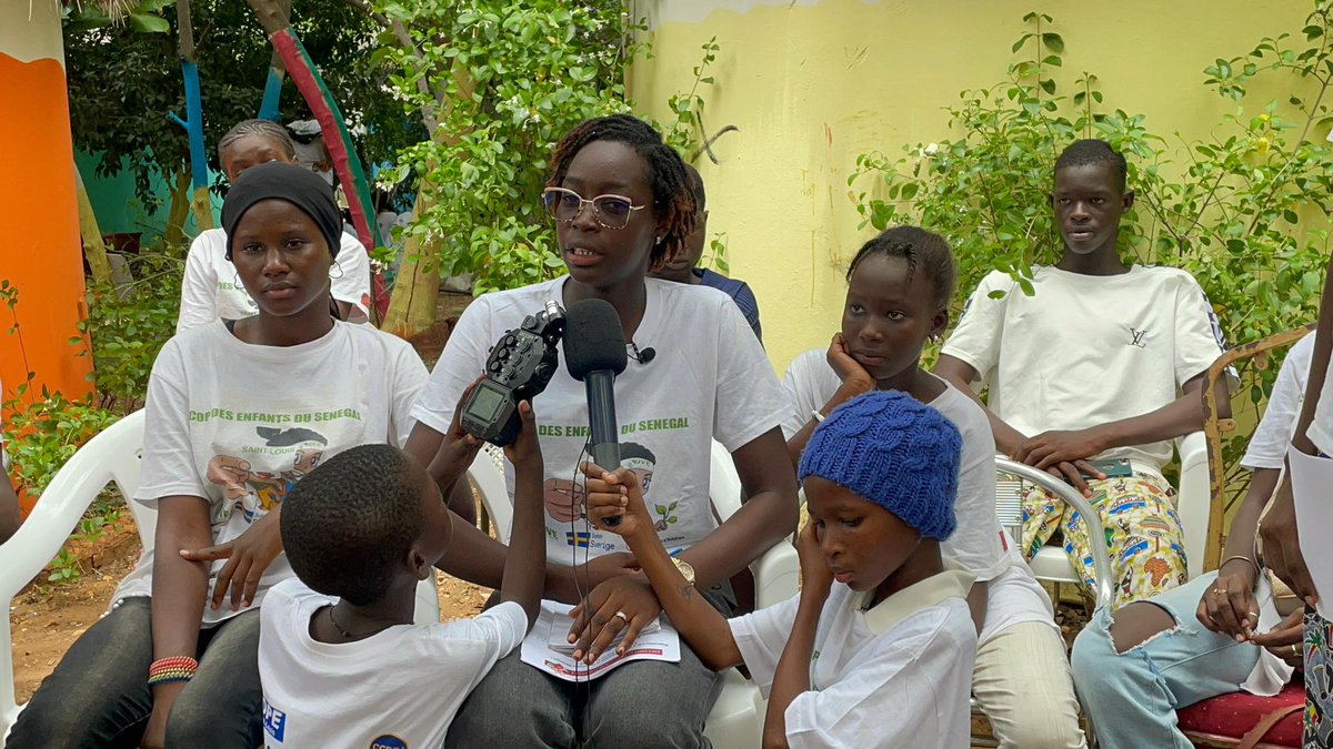 Jve_Senegal's tweet image. La présidente de la CopDesEnfants a fait le tour des groupes pour voir l’avancement des travaux en attendant la #plénière. Elle dit être satisfaite de ce que les groupes sont entrain de faire, car contrairement à la #précop, des propositions beaucoup plus pertinentes sont en