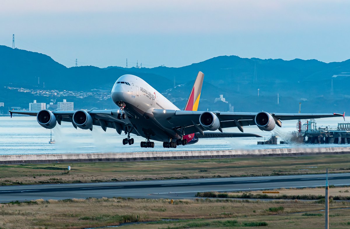 AppleJALsinzya's tweet photo. #アシアナ航空 #A380 #HL7635 #関空展望ホール
お待たせいたしました！
昨日、8月17日に関西国際空港で撮影したアシアナ航空のA380が離陸する姿の4カットです！
A380の美しく迫力ある離陸姿はやはりとてもカッコ良く、初めて関空展望ホールからA380の離陸を撮影したのでとても感動しました！！！！ https://t.co/9ku80givsM