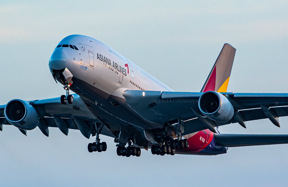 AppleJALsinzya's tweet photo. #アシアナ航空 #A380 #HL7635 #関空展望ホール
お待たせいたしました！
昨日、8月17日に関西国際空港で撮影したアシアナ航空のA380が離陸する姿の4カットです！
A380の美しく迫力ある離陸姿はやはりとてもカッコ良く、初めて関空展望ホールからA380の離陸を撮影したのでとても感動しました！！！！ https://t.co/9ku80givsM