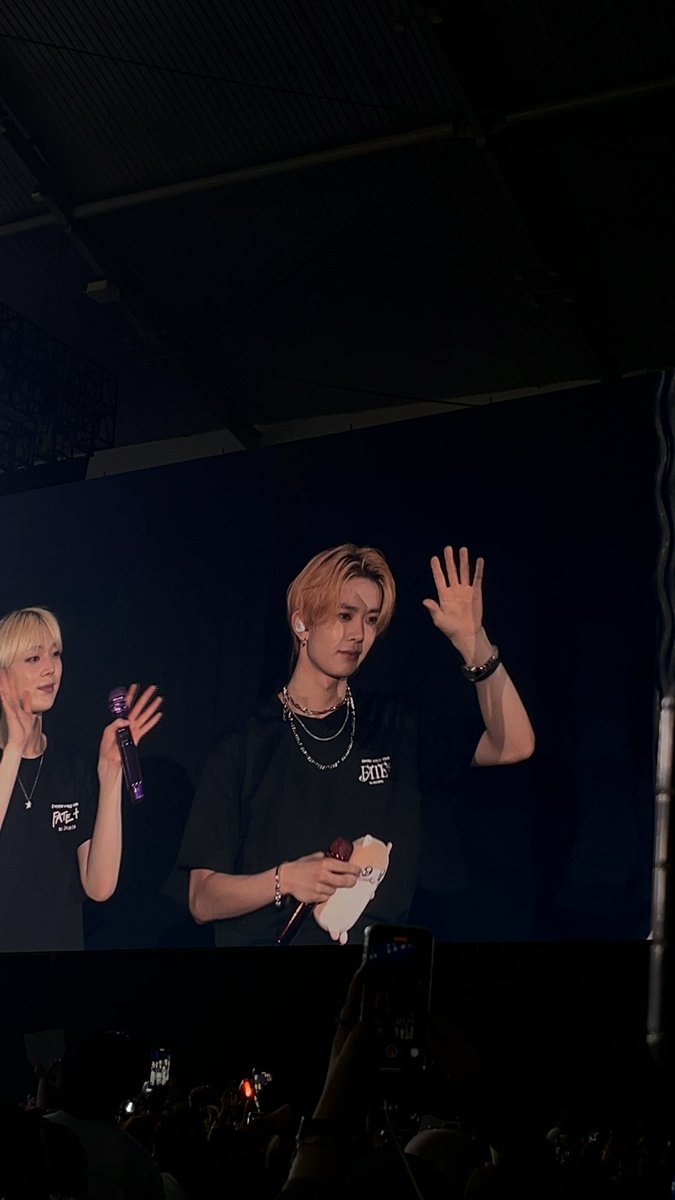 h_hevanly's tweet photo. Heeseung dengan segala keindahannya🥹😭🫶🏻🤍

#HEESEUNG #FATEPLUS_IN_JAKARTA https://t.co/WDPdiqWslM