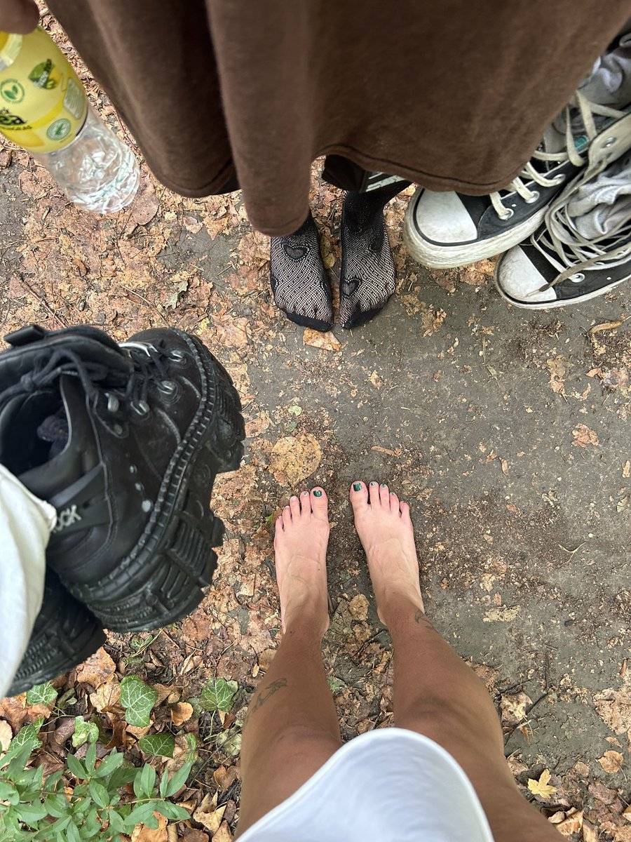 bin grad mit einer freundin im wald spazieren, barfuß offensichtlich :) und jetzt will ich dass ihr zahlt ^^

#findom #femdom #herrrin #geldherrin #zahlsklave #zahlsau #moneydom