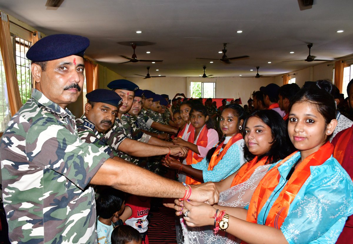 35bnSsb's tweet photo. 35वीं वाहिनी एस एस बी गिरिडीह द���वारा दिनांक 18 अगस्त 2024 को  वाहिनी मुख्यालय गिरिडीह मे "ओजस्विनी" संस्था की महिलाओं द्वारा एस.एस.बी. अधिकारियों व जवानों को राखी बांध रक्षाबंधन पर्व मनाया गया  @SSB_INDIA 
@ssbpatna 
@ShqGaya https://t.co/cpYtcJkXHH