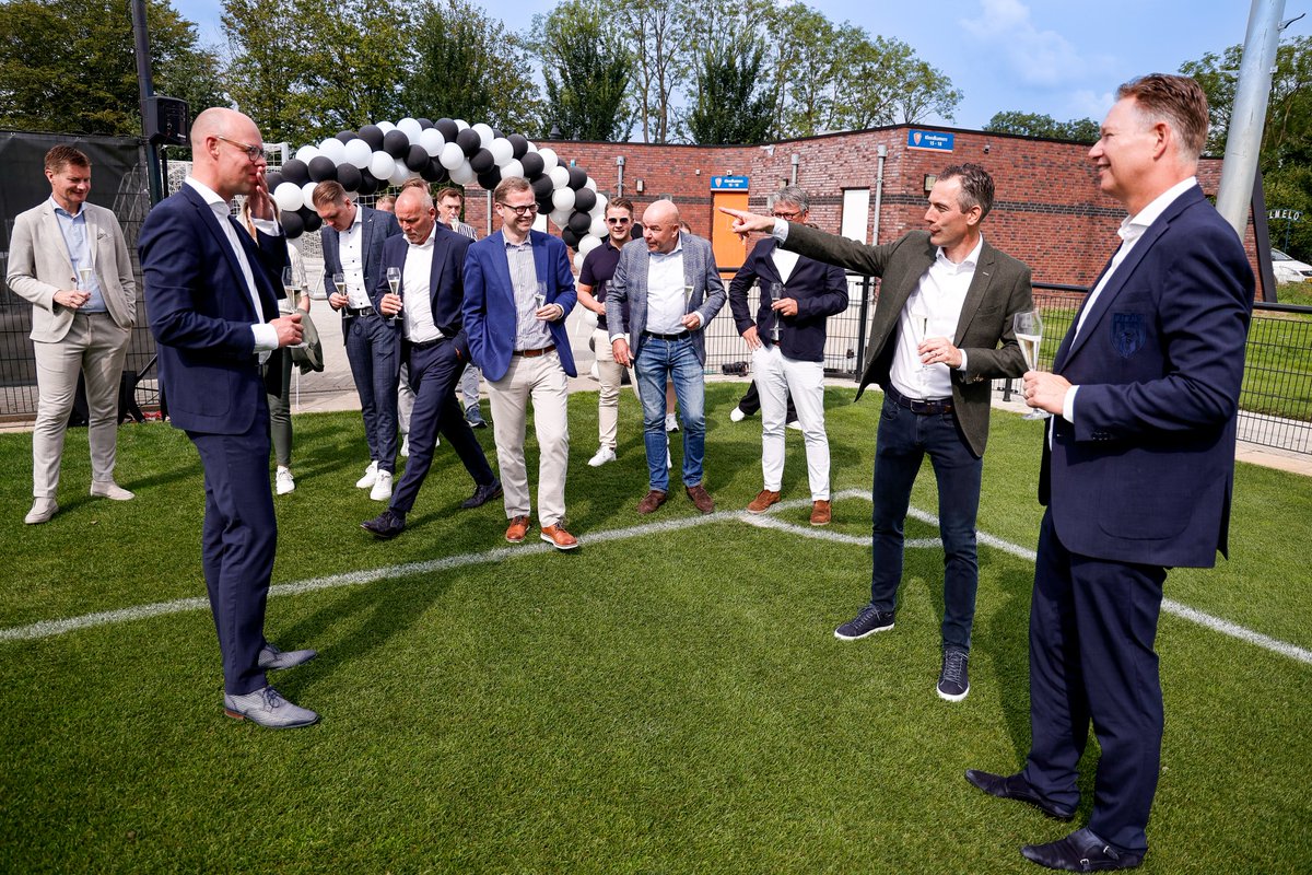Voorafgaand aan #HERPSV werd de naam onthuld van ons nieuwe trainingscomplex ➟ 𝗛𝗲𝗿𝗮𝗰𝗹𝗲𝘀-𝗩𝗗𝗟 𝗧𝗿𝗮𝗶𝗻𝗶𝗻𝗴𝘀𝗰𝗼𝗺𝗽𝗹𝗲𝘅 🖤🤍

#OnsThuis #WijZijnHeracles
