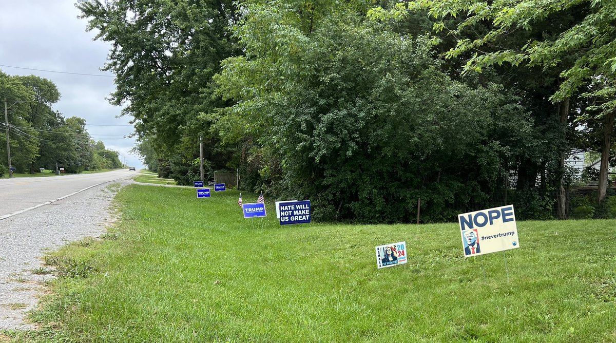 LoomersFanClub's tweet photo. #SignWars #Neighbors #TrumpWins 🇺🇸🇺🇸 https://t.co/NtwiTvXiMD