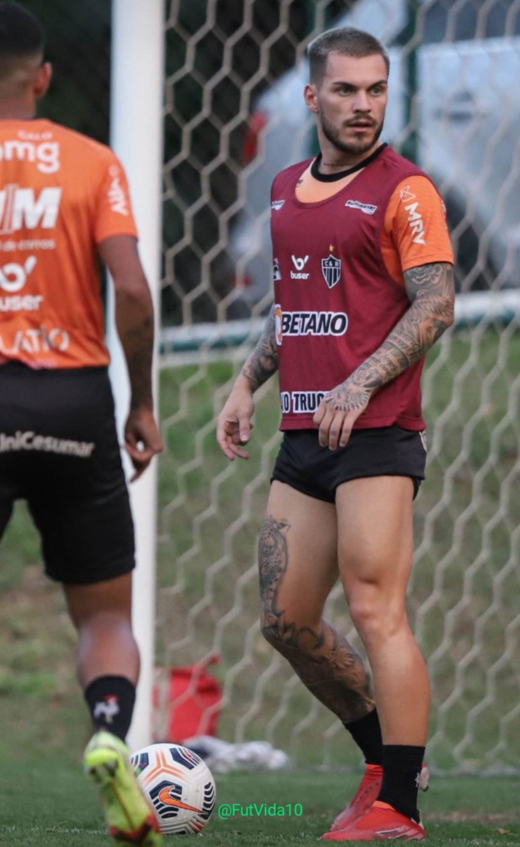 FutVida10's tweet photo. O meia Nathan é uma delícia. 

☺️☺️☺️🤤🤤🤤

#Futebol #Soccer #Football #Tatuado #Sexy #Tesao #Gostoso #Gremio #NathanFV #Meia https://t.co/zaXyByZKfs