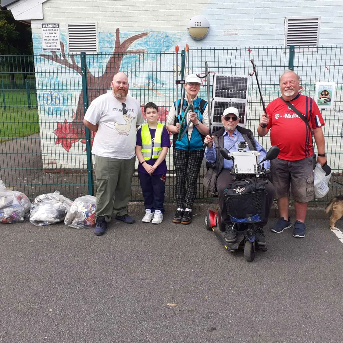 Litterwatch1's tweet photo. Another successful monthly litter pick with the Friends of Barnford Park! Today's effort resulted in 3 full bags and 4 half-full bags collected, totalling 5 bags in total.
#FriendsOfParks #CommunityCleanup #adoptastreet #volunteersmakeadifference @SercoESUK @sandwellcouncil https://t.co/oQF3YtJPAP