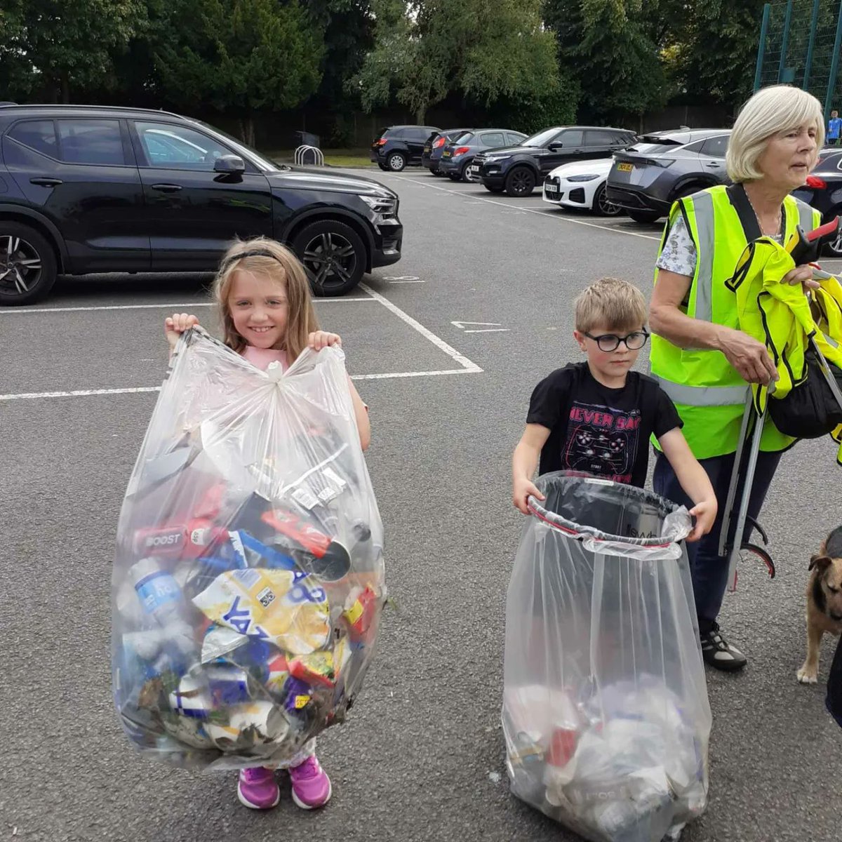 Litterwatch1's tweet photo. Another successful monthly litter pick with the Friends of Barnford Park! Today's effort resulted in 3 full bags and 4 half-full bags collected, totalling 5 bags in total.
#FriendsOfParks #CommunityCleanup #adoptastreet #volunteersmakeadifference @SercoESUK @sandwellcouncil https://t.co/oQF3YtJPAP