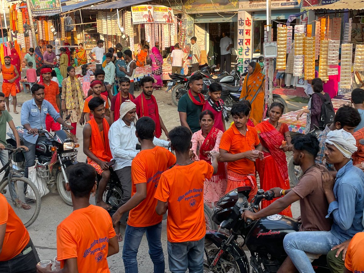 northbiharabvp's tweet photo. अभाविप, बछवाड़ा (दक्षिण बेगुसराय) इकाई के कार्यकर्ताओं द्वारा सावन के अंतिम सोमवारी पर झमटिया गंगा घाट से जल लेकर समस्तीपुर व विद्यापति जाने के कर्म में सेवा शिविर का आयोजन किया गया जिसमें पेयजल का वितरण किया गया।

#ABVPForSeva https://t.co/NexgbuGfTO