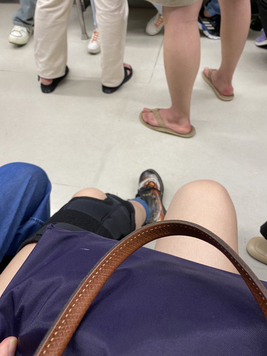 XiJinPingIdiot's tweet photo. 膝蓋受傷戴brace之後可以坐博愛座了🙂‍↕️ https://t.co/OqH5Ud9gI9