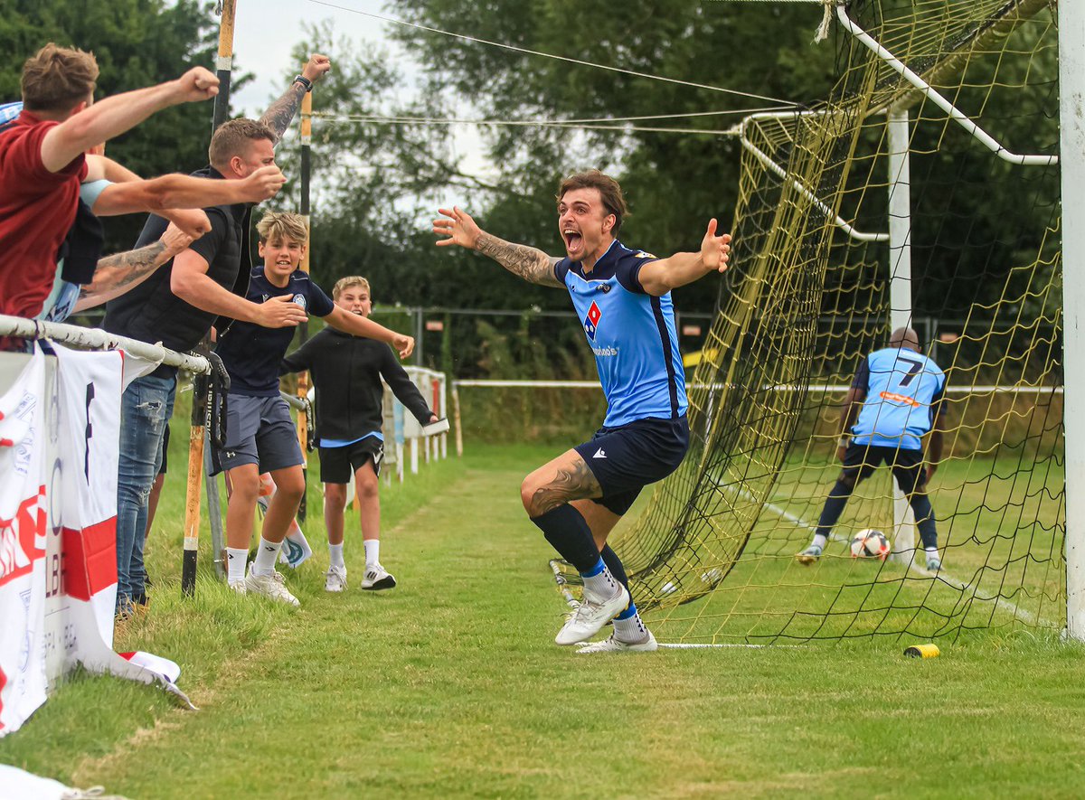 EmiratesFACup's tweet photo. The emotions of a later leveller 😍

📸 @FCFleetTown 

#EmiratesFACup https://t.co/p1S3zrpeBa