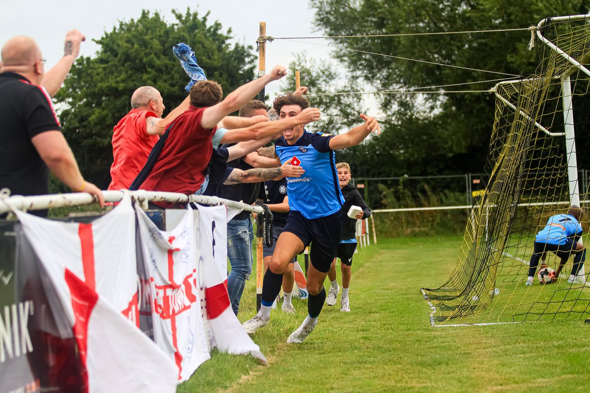 EmiratesFACup's tweet photo. The emotions of a later leveller 😍

📸 @FCFleetTown 

#EmiratesFACup https://t.co/p1S3zrpeBa