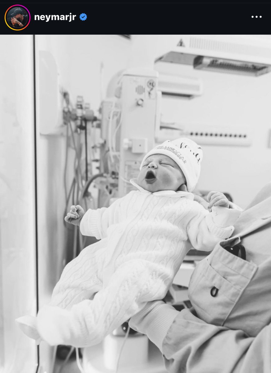 wst ini sebenernya telat bgt, tpi this baby sebenernya anaknya neymar atau siapa sih? Perasaan dia ga prnh post foto sama cwe lain. Terus sender stalking ig nya juga dia masih sering post photos sama Bruna, jdi ga mungkin punya cwe baru kan??