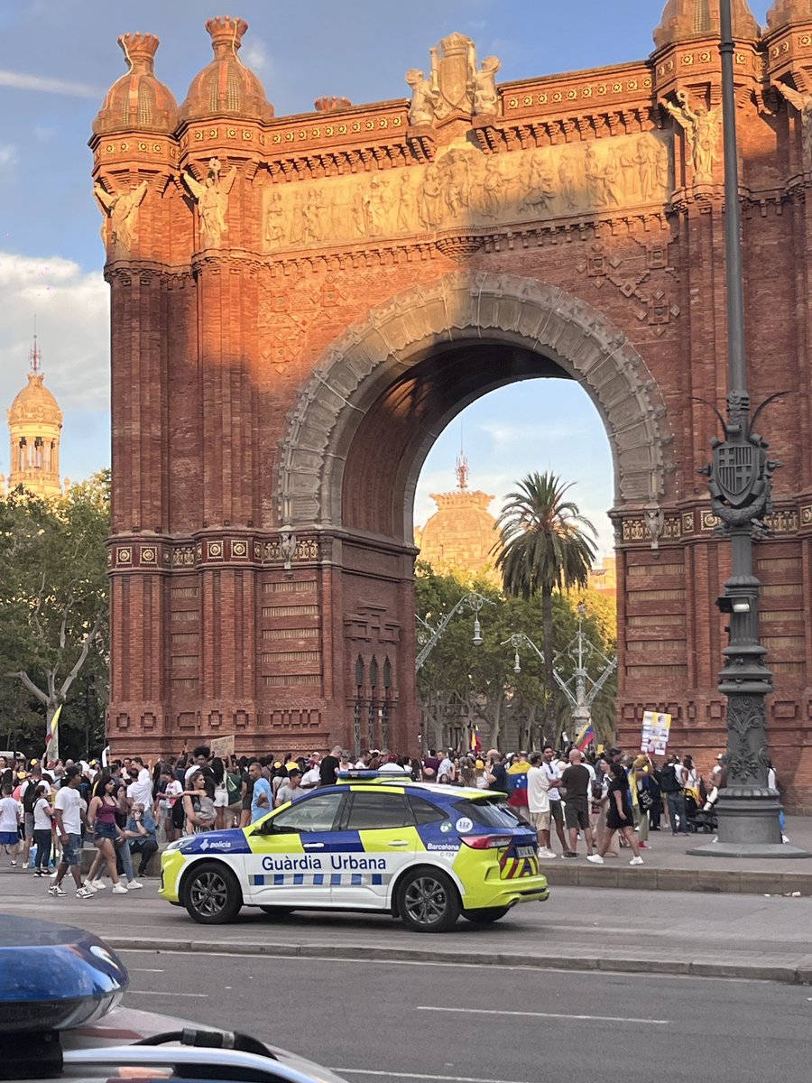 CesarNav94's tweet photo. Protestas en el Arco del Triunfo, Barcelona 🇪🇸 a favor de la oposición. https://t.co/pMYbwEjcF5