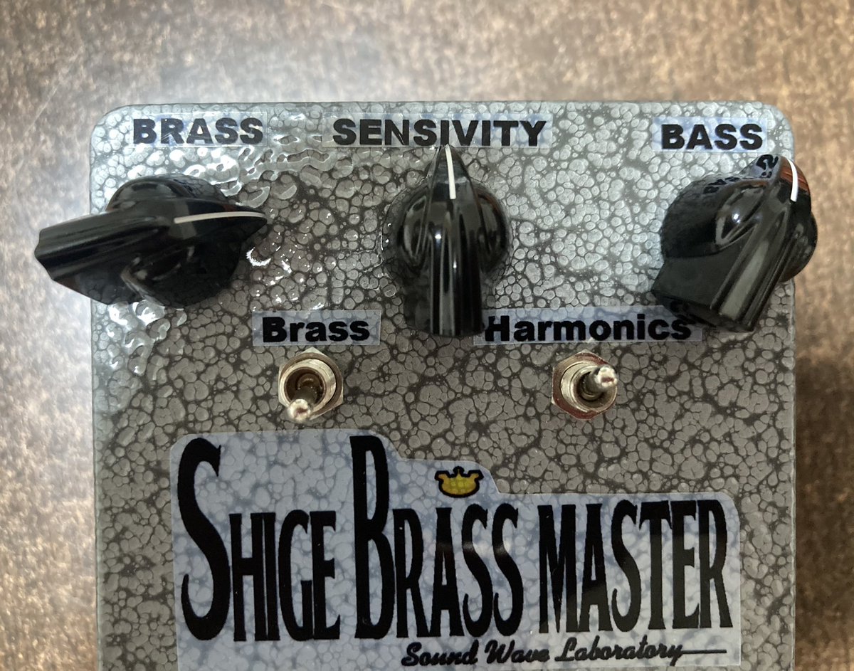 hofmanmd30's tweet photo. Maestroのbassbrassmasterに憧れて数年、西田製作所さんから入荷連絡がありSHIGE BRASS MASTERを試奏。そして即購入。
これは、凄い。本当に凄い…とんでもないペダルだこれ。死ぬほどカッコ良いよ…
一生の宝物にします。弾き倒すぞ。
#西田製作所
#SOUNDWAVELAB
#SHIGEBRASSMASTER
#brassmaster https://t.co/nAJ6rAGSxt