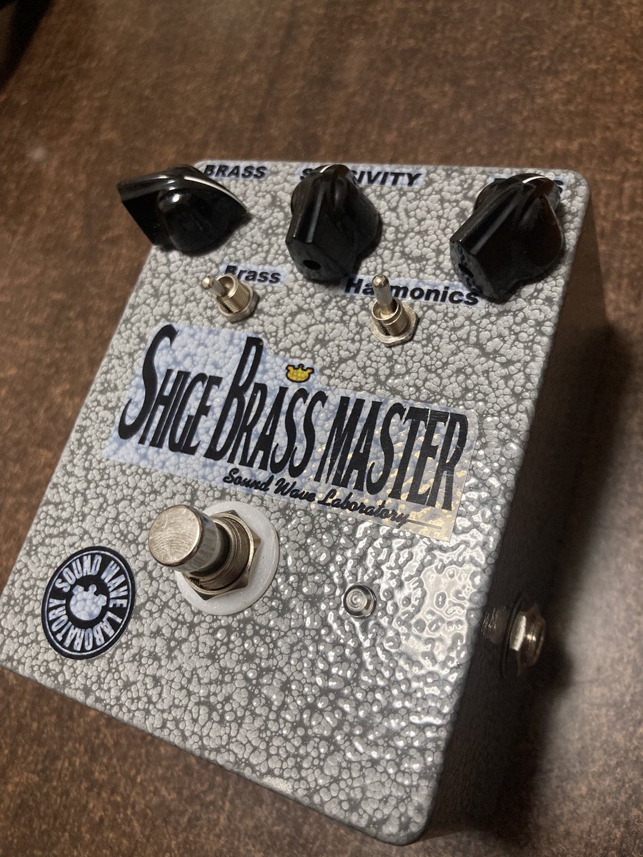 hofmanmd30's tweet photo. Maestroのbassbrassmasterに憧れて数年、西田製作所さんから入荷連絡がありSHIGE BRASS MASTERを試奏。そして即購入。
これは、凄い。本当に凄い…とんでもないペダルだこれ。死ぬほどカッコ良いよ…
一生の宝物にします。弾き倒すぞ。
#西田製作所
#SOUNDWAVELAB
#SHIGEBRASSMASTER
#brassmaster https://t.co/nAJ6rAGSxt