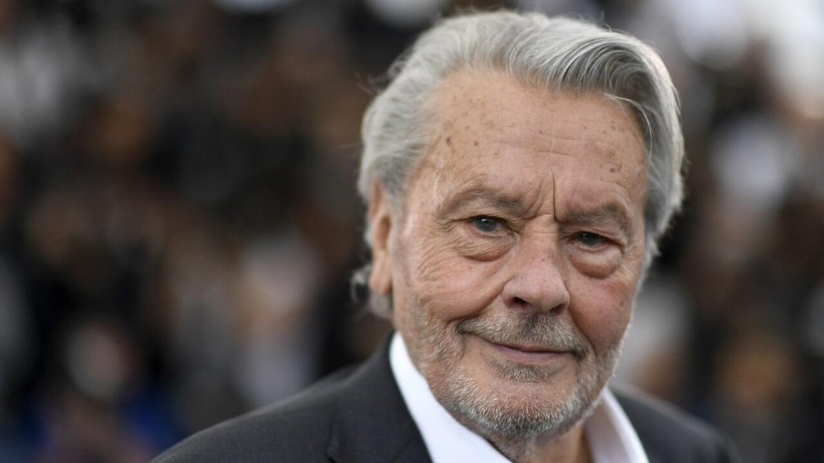 France24_es's tweet photo. Muere a los 88 años Alain Delon, la leyenda del cine francés https://t.co/sjWcOYgQW2 https://t.co/bbK7rn6BB0