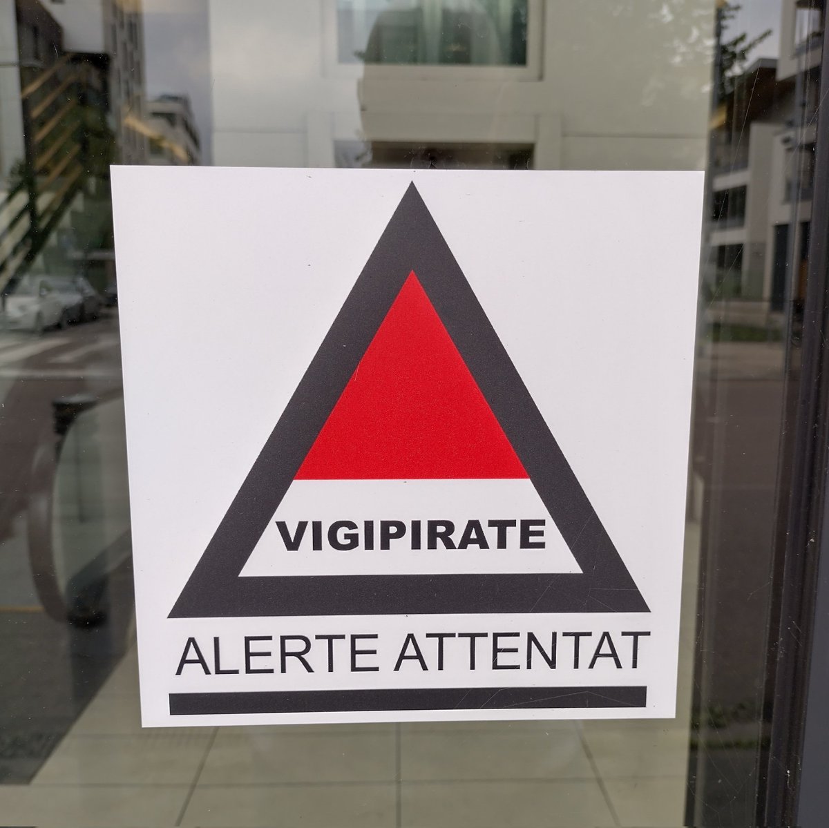 rvdhr's tweet photo. Gezien bij diverse kerken, musea en winkelcentra tijdens vakantie in Frankrijk. #france #vigipirate #frankrijk https://t.co/mmlHtRMMZc