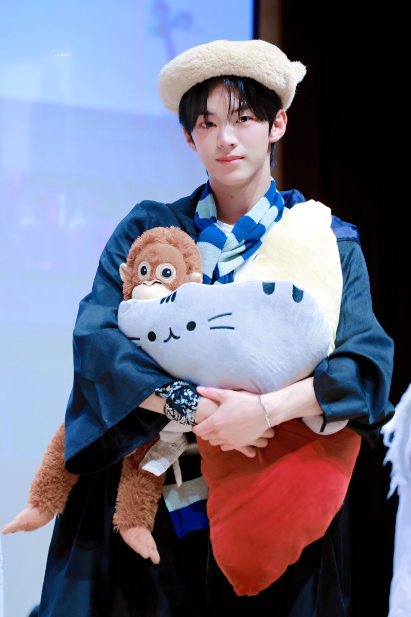 doughnut0130's tweet photo. 240818 대전 블드미 HD

도룽이 넘 바빠 보여ㅕ 🤣🤣

#천재똥강아지 #DOHOON #도훈 
#TWS #투어스 #ドフン #トゥアス https://t.co/N32R0FCPEM