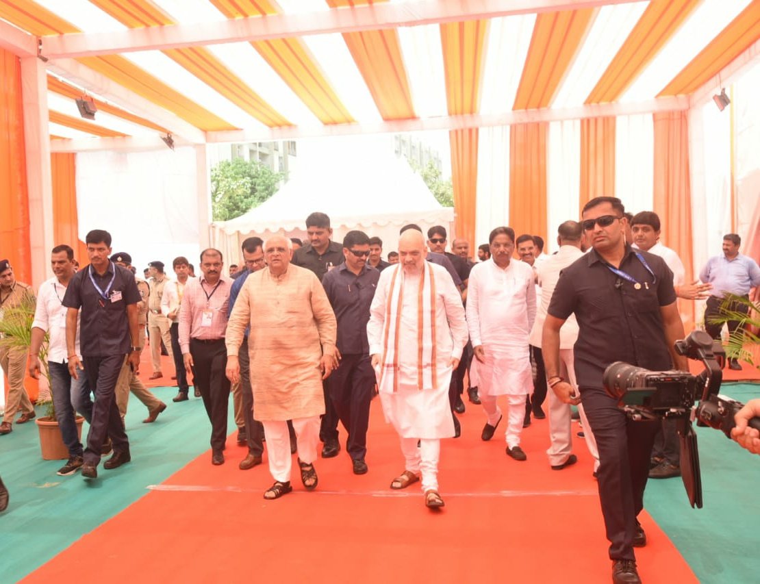 AmitThakerBJP's tweet photo. સરખેજના પાંચા તાળવ ખાતેથી કેન્દ્રીય ગૃહ તથા સહકાર મંત્રી તથા ગાંધીનગર લોકસભાના લોકપ્રિય સાંસદ શ્રી @AmitShah જીના વરદહસ્તે તથા મુખ્યમંત્રી શ્રી @Bhupendrapbjp ની ઉપસ્થિતિમાં AMC ના ₹ 1003 કરોડના વિવિધ વિકાસકામોનું લોકાર્પણ થયું સાથે જનસભાને સંબોધન કર્યું. https://t.co/UAZSHFaivl