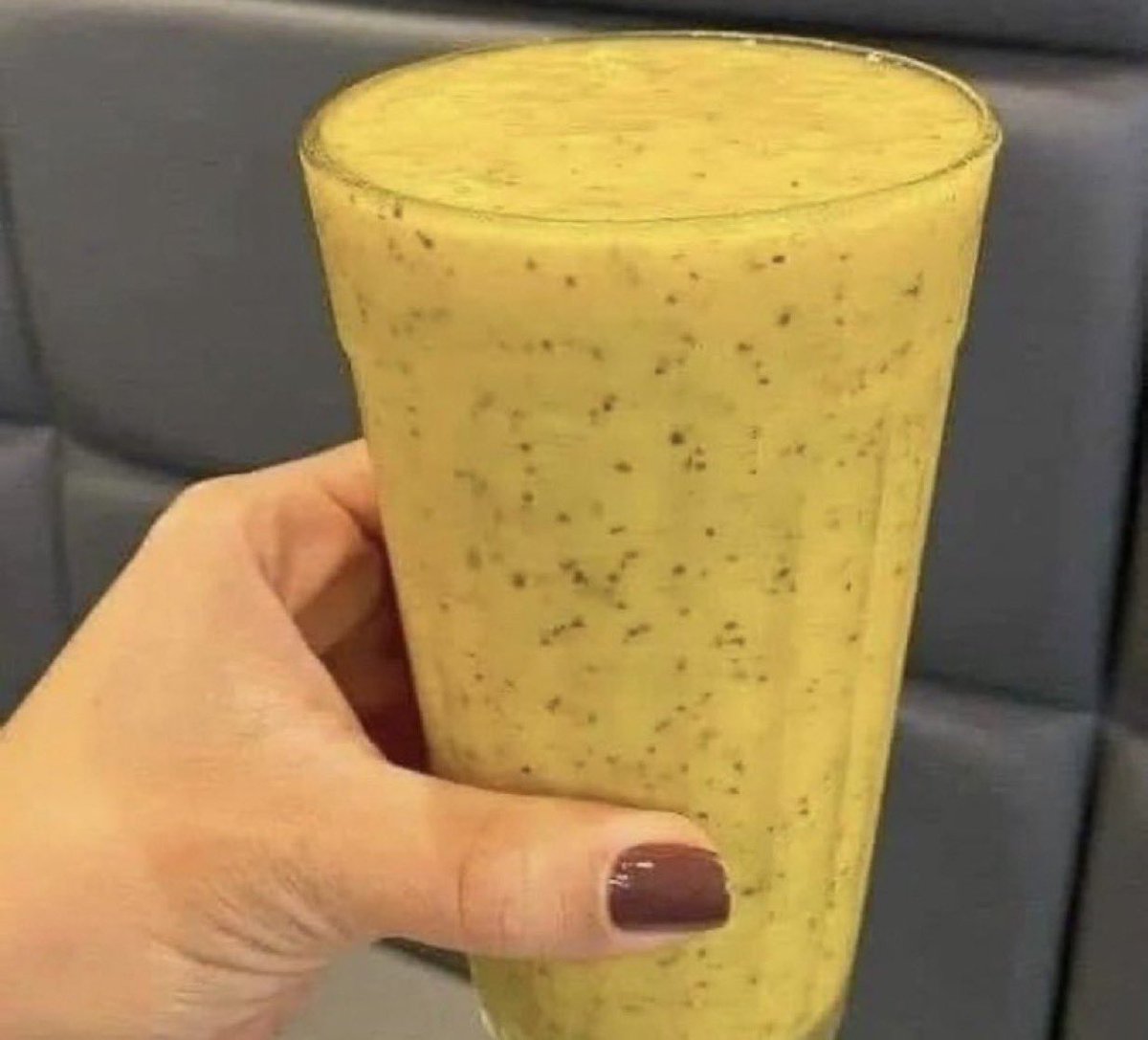 ocafezao's tweet photo. todos nós concordamos que o melhor suco da fruta que existe é o de maracujá né???????? https://t.co/OMwP4guVxv