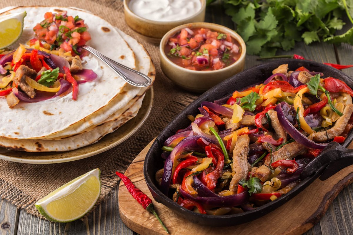 Vinirefera's tweet photo. What a wonderful coincidence! It’s Pinot Noir Day and Fajita Day. I know what will be on my table today. Love Burgundy, Oregon and New Zealand Pinots. How about you? https://t.co/n0Twc9DmE7