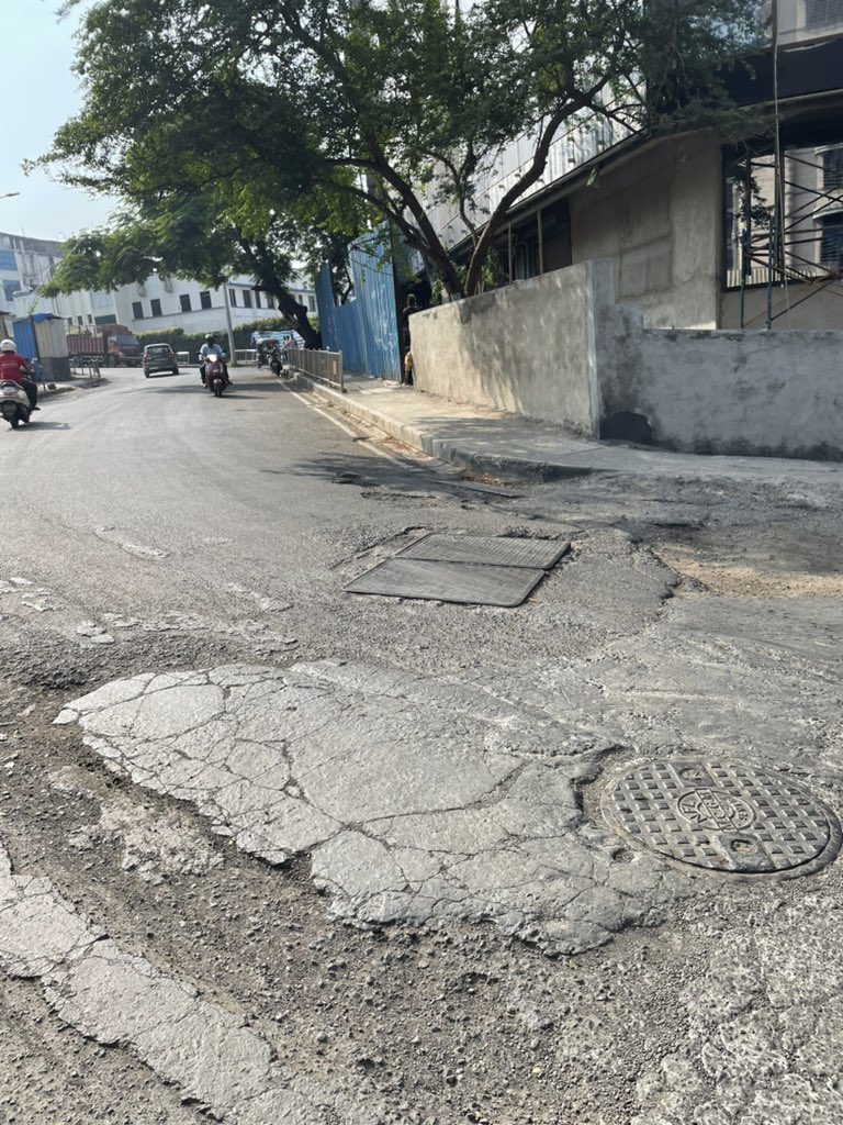 parakhashish's tweet photo. This highway should be award of highest number of potholes per km. No white line markings. No radium. Mumbai the financial capital connectivity is worse. The whole patches are washed away. Doesn’t look like Amrit kaal. https://t.co/U3tLKU0VqH