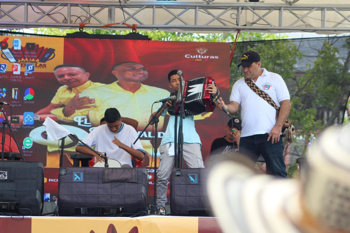 AlcaldiaLorica's tweet photo. ¡En Lorica se respira melodías, letras y armonías! 🪗🙌🏼

Con una impecable presentación, los participantes del 2 Festival Semillas de Mi Tierra, demostraron su maravilloso talento y el amor por nuestro folclor 🪗🎤, lo hicieron en la emblemática Plaza Manuel Zapata Olivella. https://t.co/LBJ5a5Z5K1