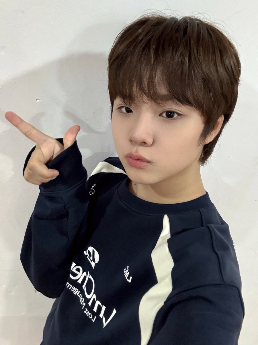 thewind_twt's tweet photo. [#안찬원] 어제 기광 선배님 콘서트를 보고 온 찬원이🐢
너무 멋있었습니다…💞 많이 배웠습니당!!!
(((o(*ﾟ▽ﾟ*)o)))♡ https://t.co/reXl8uQPAx