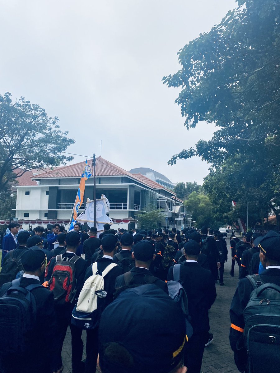 NauvalBayhaqi1's tweet photo. DAY ONE PKKMB 
DIRGAHAYU REPUBLIK INDONESIA KE 79.
YUEM THE ONLY ONE

@BEMUMOfficial 
@UM_1954 

#Day1PKKMBUM2024 
#PKKMBUM2024 
#MabaUM2024 
#SinergiKreasi 
#BEMUM2024 https://t.co/vA3V8GQyiB