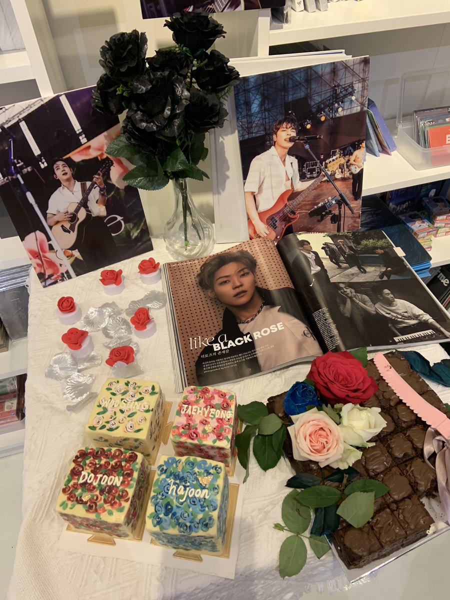 iamDya's tweet photo. 🖤🥀

#TheRose7ThAnniversary
#7YearsInFullBloom 
#TheRose #더로즈 https://t.co/BF3tCxAVpU