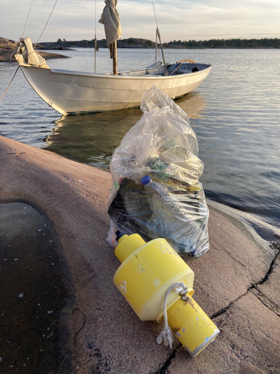 inkeripekkanen's tweet photo. Lintujen takia pidetty kesätauko saariputsauksissa on ohi. Pieni saalis tällä kertaa @SimoNyronen kanssa, koska tätä saarta siivoaa joku muukin. Kiitos hänelle! Aina löytyy silti jotain meren tuomaa. 

#meriroska #merentuoma https://t.co/P04KbWca5L