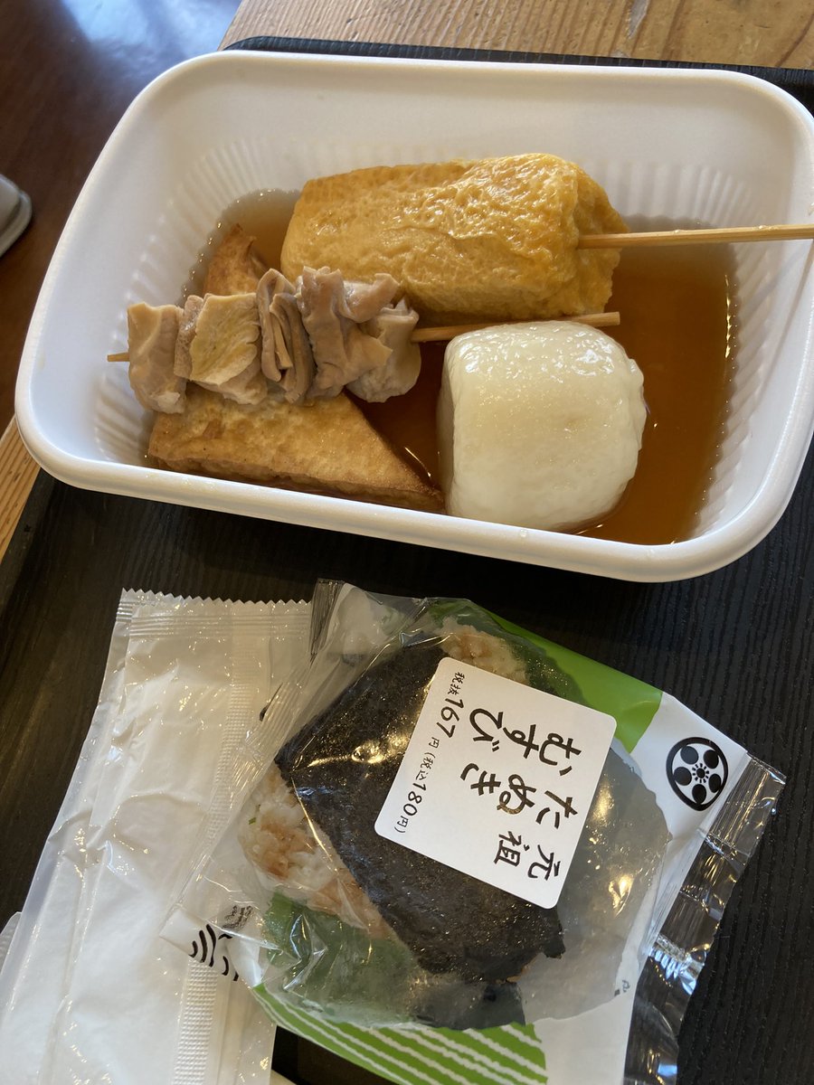 pekochan_hune26's tweet image. #NEOPASA #駿河湾沼津　
フードコート食べたいものなくてとりあえず　＃天神屋　＃静岡おでん　だけ食べるかーと。
絶対食べる　＃玉子焼き　#富士の白雪
あとは　#三角揚げ　と　牛すじと思って取ったら　#もつ串　だった、まぁ、美味しかったからいいけど。
初めて買った　#元祖たぬきむすび　も。