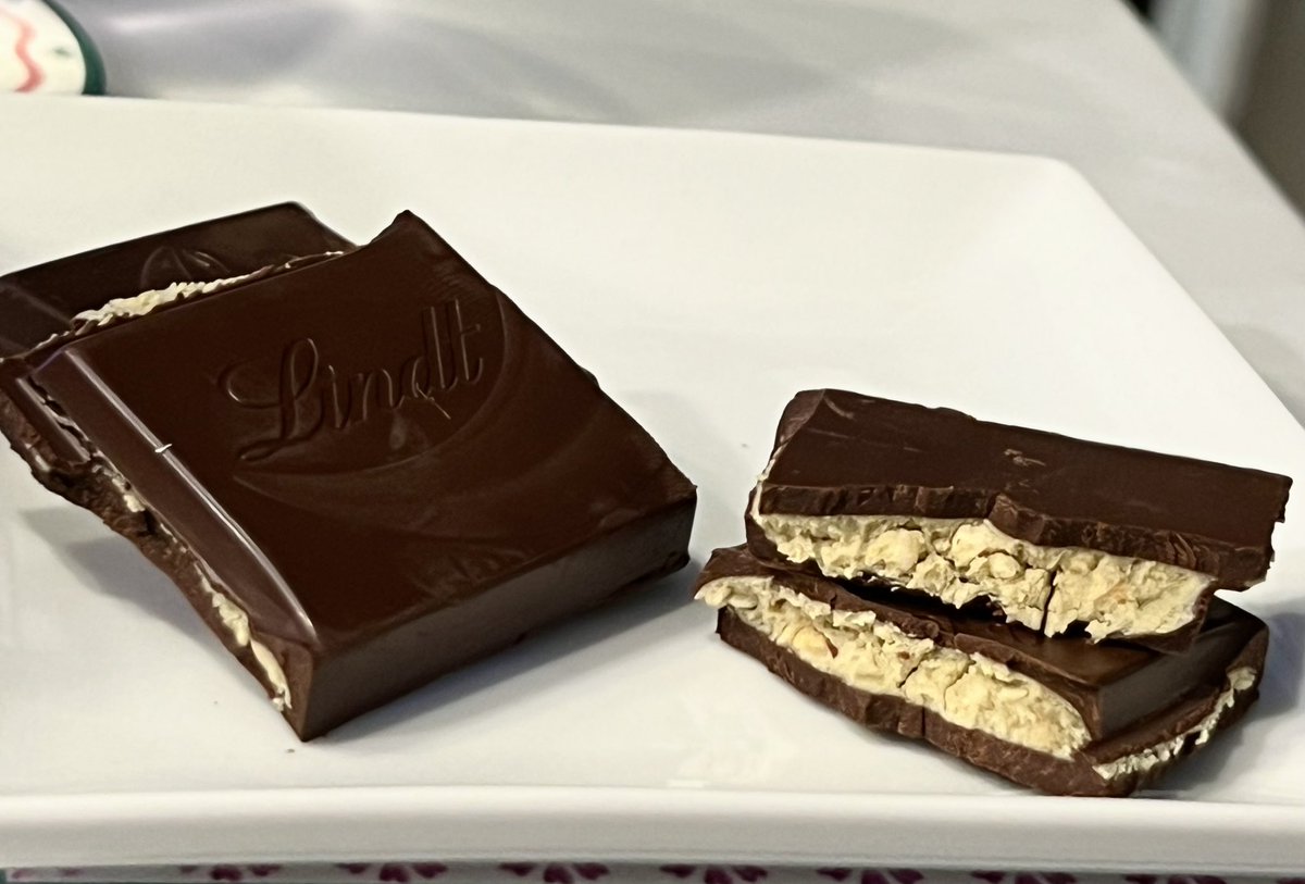 manalhamwi's tweet photo. يعني . مهلاً #dubai_chocolate و عذراً للناس المهروءة فيّن: قرّفتونا ولووووو
لما بدكم تقلدو . تبقو عملو ش��كولا رقيق و بيدوب بالتم مش سميك متل قطعة الكايك
اي. و خففوا الوان . يعني الفستق بس ينطحن مع بيسكوت و لوز ( بالlindt) او اذ�� كنافة يعني سميد و قصص. بيبطل فستقي فاقع. https://t.co/4Mg34XES0N