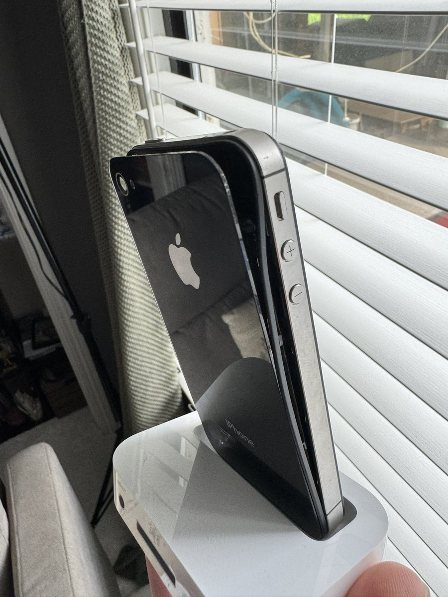 JHoppXp's tweet photo. @BasicAppleGuy Mine did the same thing and I was so sad because I was keeping it on display 😩 https://t.co/FHRIFUtL0H