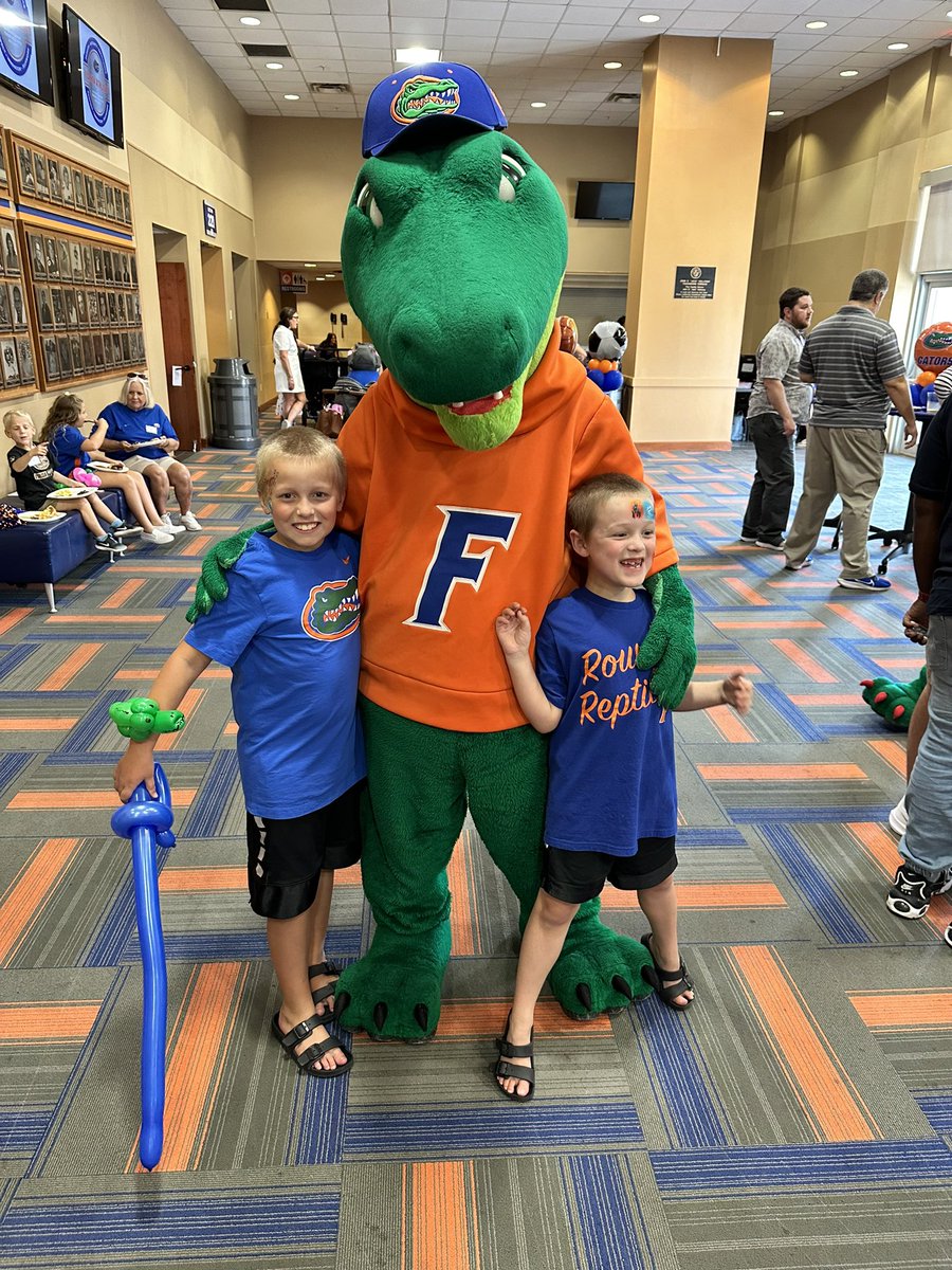 ashlynburns's tweet photo. We had an unbelievable first weekend in Gainesville as a family! Go 🐊!! https://t.co/BUgYHOrqDU