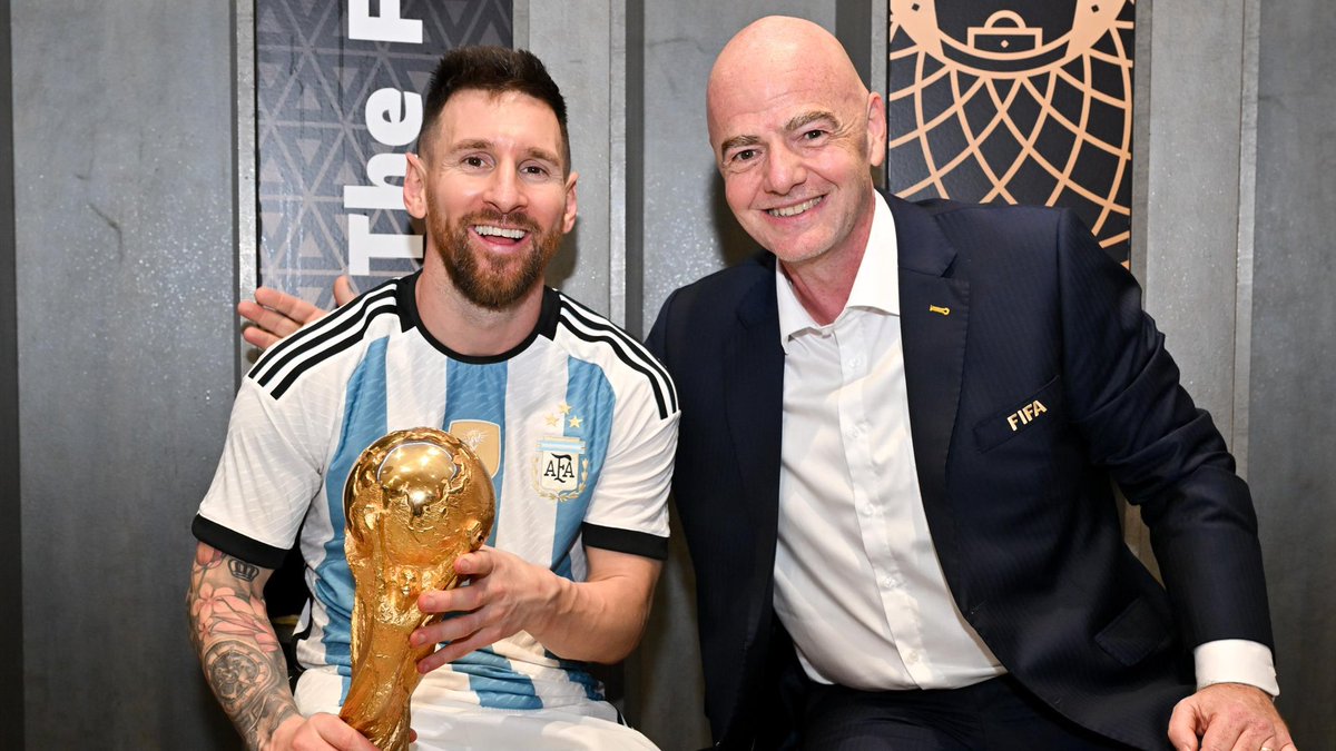 RonaldoW7_'s tweet photo. if you still think that the system isn’t rigged for Lionel Messi, Then you are delusional

(A THREAD) https://t.co/yU5fQKpRll