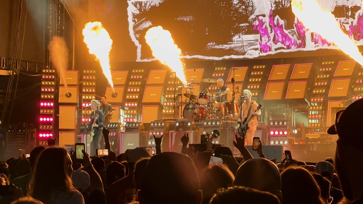 fleegs79's tweet photo. Concert 2 of 3 this weekend in the books. Another great show and company. Green Day played Dookie and American Idiot in full, along with a good opener from Smashing Pumpkins. https://t.co/ZpXmDzd1pS