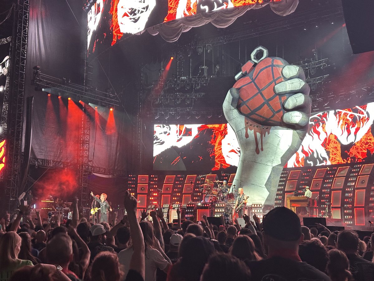 fleegs79's tweet photo. Concert 2 of 3 this weekend in the books. Another great show and company. Green Day played Dookie and American Idiot in full, along with a good opener from Smashing Pumpkins. https://t.co/ZpXmDzd1pS