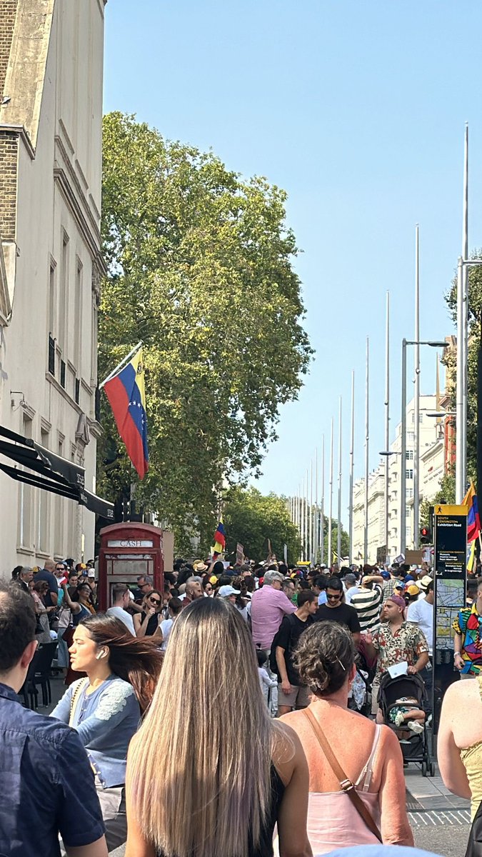 MariOlano's tweet photo. @lelepons Es muy emotivo ver al mundo entero apoyando la lucha por la libertad en Venezuela 🇻🇪 

Londres 🇬🇧 también se unió a ese apoyo y clamor. https://t.co/b6CPX74ZU3