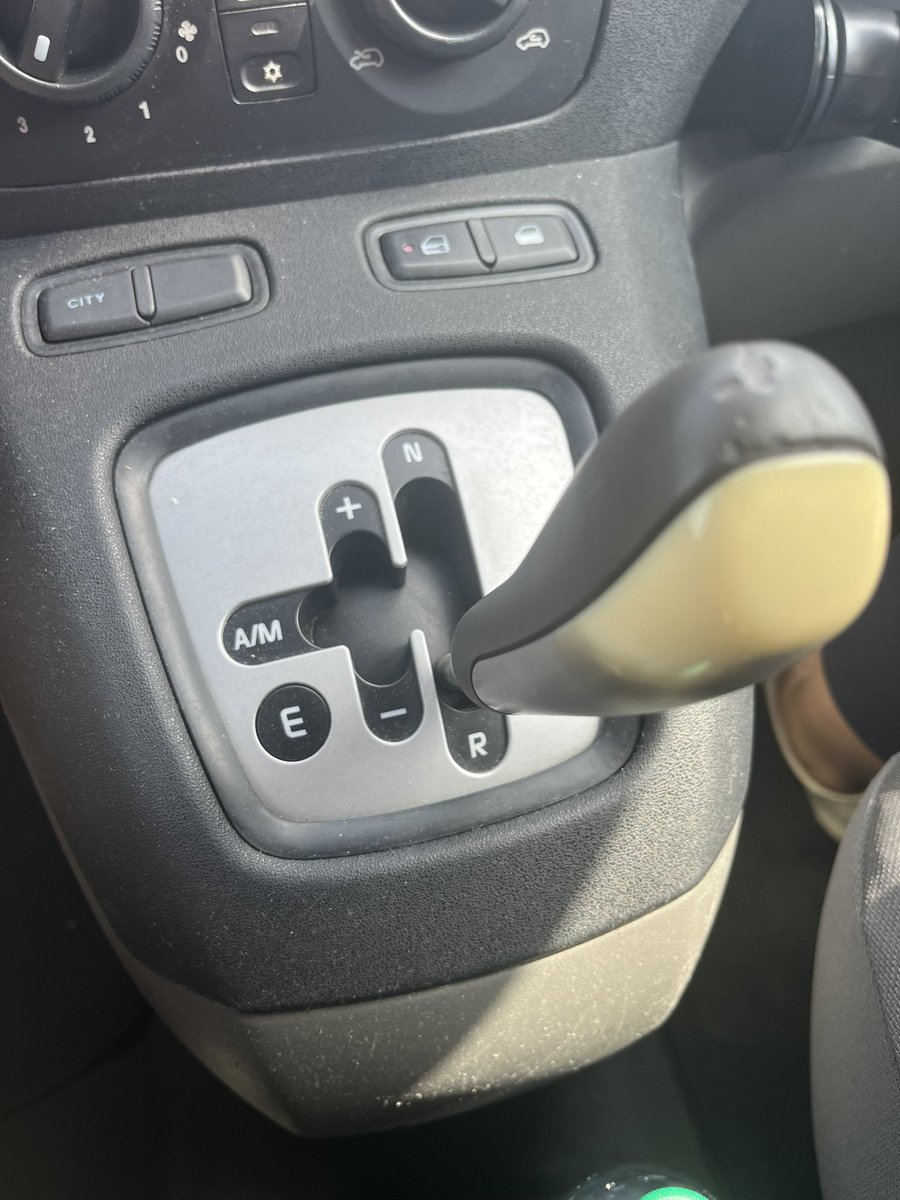 車関係もっぱら苦手なくせに必要にかられ、DもPもない車を運転する羽目になっている。
知人から激安で譲り受けたおんぼろ車。ナポリで運転するならボロ車が1番だと言われた。乗り心地はゴーカート。
3年間お世話になります。
#日常がサバイバル