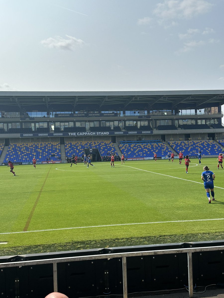 Out supporting <a href="/LeanneBell7/">Leanne Bell</a> today on her birthday at <a href="/afcw_women/">AFC Wimbledon Women</a> vs Lewes 

Fantastic first half for Wimbledon and a goal from the birthday girlll 🎉