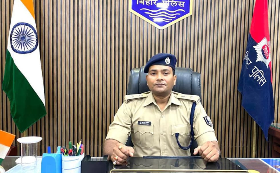 DDNewsHindi's tweet photo. रक्षाबंधन के मौके पर बिहार के सारण पुलिस ने एक अनोखी पहल की है। सारण छपरा के एसपी कुमार आशीष ने बहनों से 
भाइयों को हेलमेट उपहार में देने और  हेलमेट लगाकर बाइक चलाने का वचन लेने का रक्षा सूत्र दिया है।

@bihar_police @RajeshRajDD @ipskumarashish https://t.co/cqeeKVwCf4
