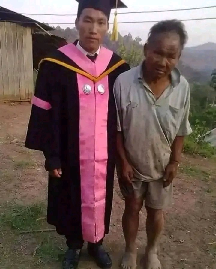 Mtou_kiinng's tweet photo. Il est fier de son père et prend une photo avec lui après avoir obtenu son diplôme ..❤️❤️🫶🏿✨ https://t.co/CKFhdL4ySN